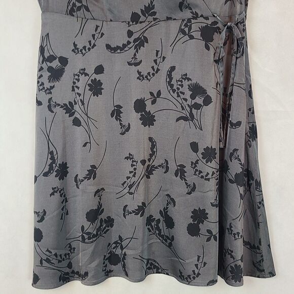 New 41 Hawthorn W's (L) Gray & Black Floral Satin Flutter Sleeve Faux Wrap Dress - Picture 9 of 14